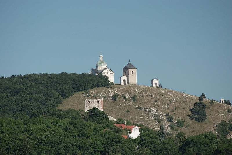 Soubor:Mikulov - Svaty kopecek u Mikulova.jpg