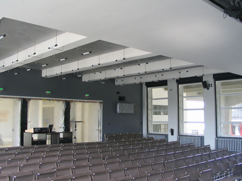Soubor:Bauhaus-Dessau Festsaal.jpg