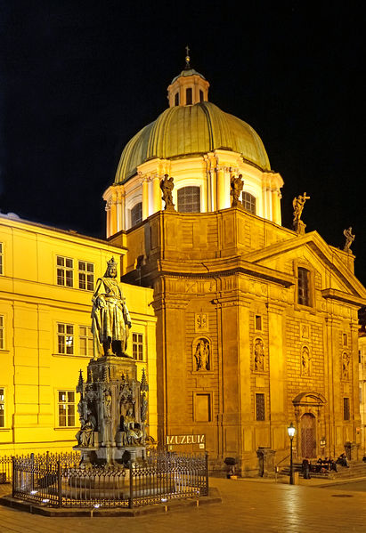 Soubor:Czech-03694-Statue and Church-DJFlickr.jpg