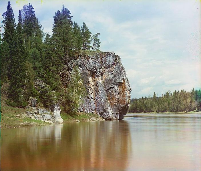Soubor:Maksimovsky rock Chusovaya river.jpg