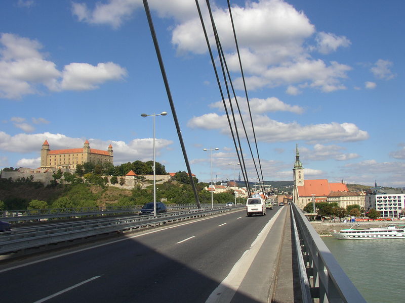 Soubor:Bratislava New Bridge Castle and St. Martin cathedral.jpg