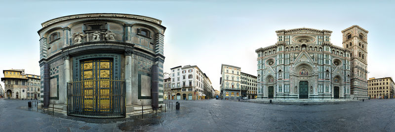 Soubor:Florence Baptistery and Florence Cathedral 360 panorama middle.jpg