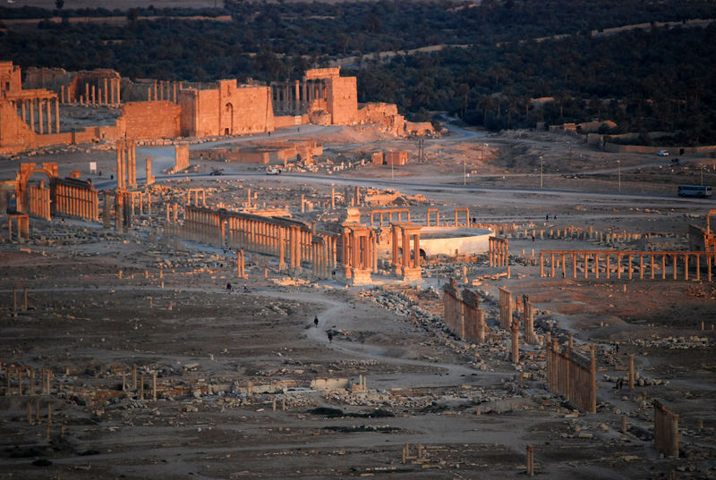 Soubor:Sunset over Palmyra from the Qala'at ibn Maan castle-Syria-Flickr2.jpg