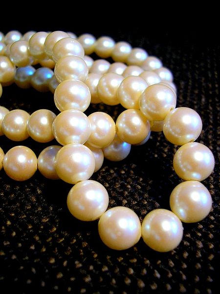 Soubor:White pearl necklace.jpg