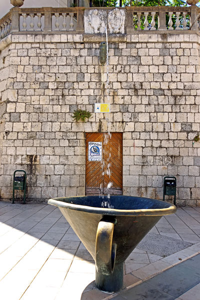 Soubor:Croatia-01429-Pirja Fountain-DJFlickr.jpg