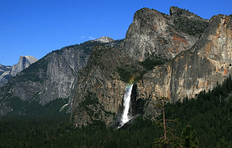 Soubor:A rainbow over Bridalveil Fall seen from Tunnel View in Yosemite NP.jpg