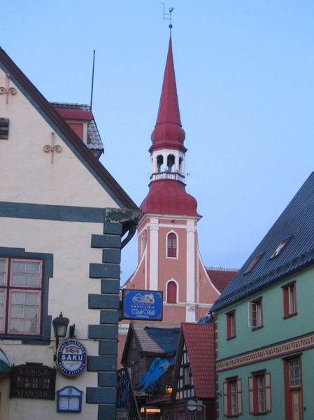 Soubor:Church and pubs, Pärnu 2006.jpg
