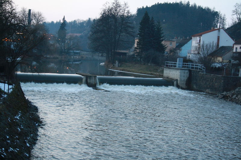 Soubor:High water stage of Jihlava River after thaw in Třebíč, Czech Republic.jpg
