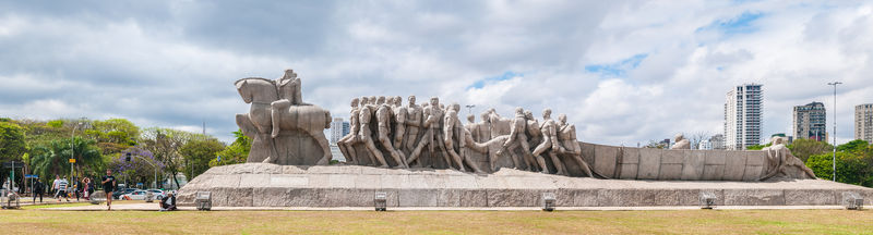 Soubor:Monumento a las Banderas, São Paulo, Brasil.jpg