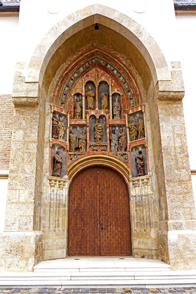 Soubor:Croatia-00537-St. Mark's Church Entrance-DJFlickr.jpg