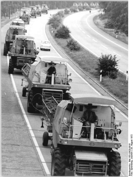 Soubor:Bundesarchiv Bild 183-L0820-0018, Konvoi von Erntehelfern.jpg