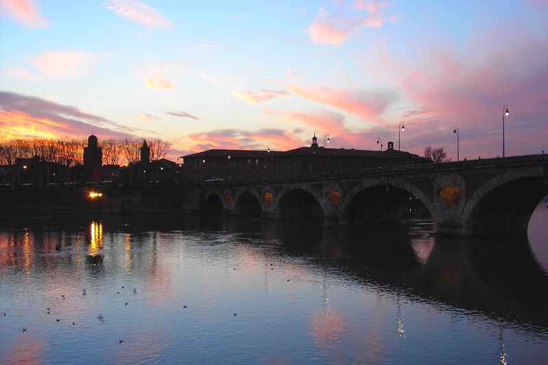 Soubor:Toulouse couche de soleil sur saint cyprien.jpg