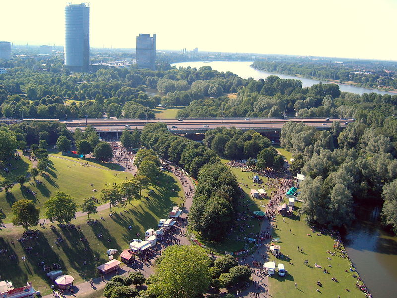 Soubor:Bonn Aerial view Rheinaue.JPG