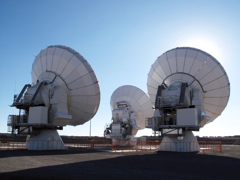 Soubor:Three ALMA antennas close together on Chajnantor.jpg