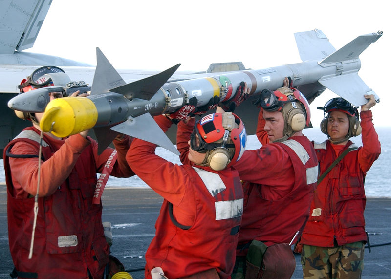 Soubor:US Navy 020324-N-6492H-532 Sidewinder is loaded onto an F-A-18.jpg