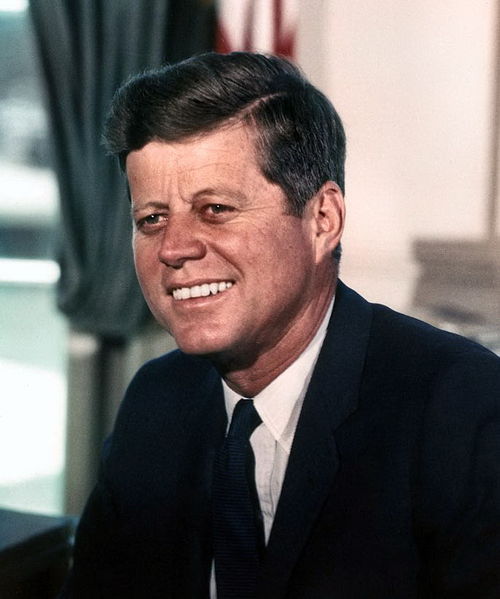 Soubor:John F. Kennedy, White House color photo portrait.jpg