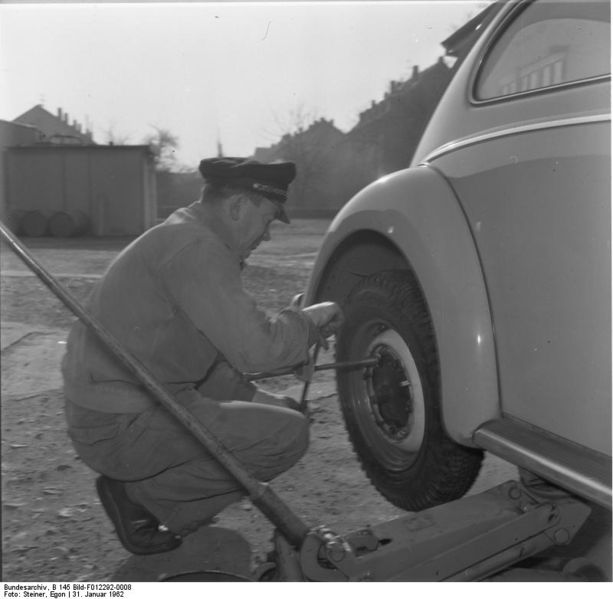 Soubor:Bundesarchiv B 145 Bild-F012292-0008, Reifenwechsel an einem VW Käfer.jpg