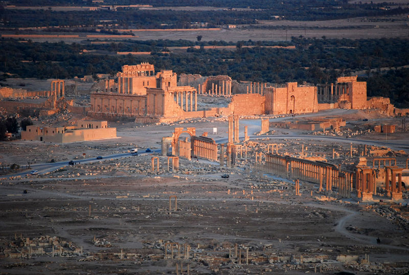 Soubor:Sunset over Palmyra from the Qala'at ibn Maan castle-Syria-Flickr1.jpg