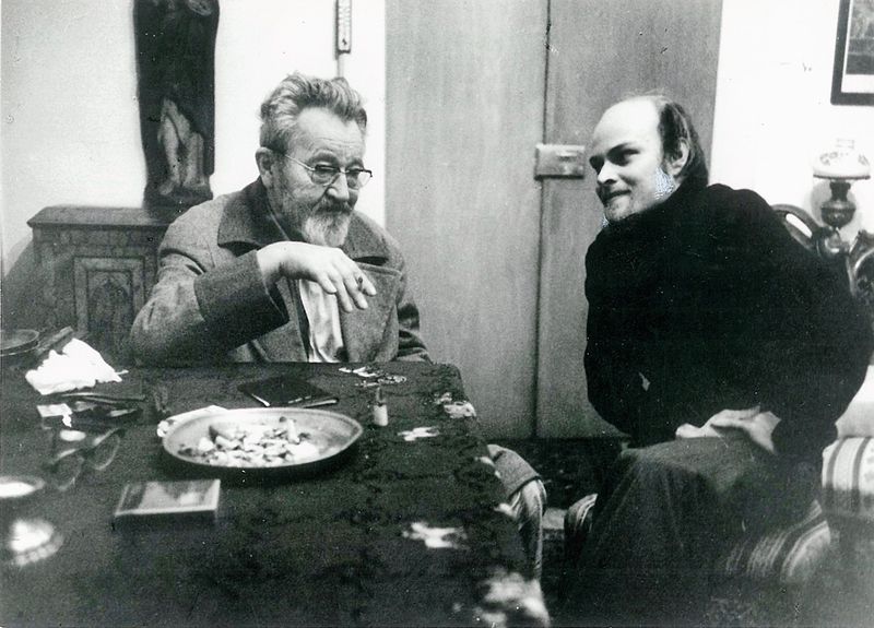 Soubor:Jan Werich a autor knih o Osvobozeném divadle Jaromír Pelc na Kampě v roce 1977.jpg