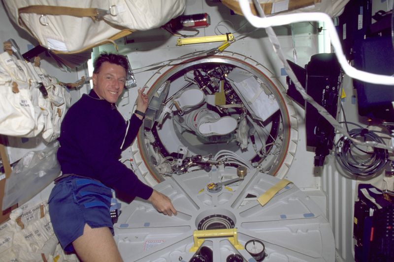 Soubor:STS-103 closing the airlock.jpg