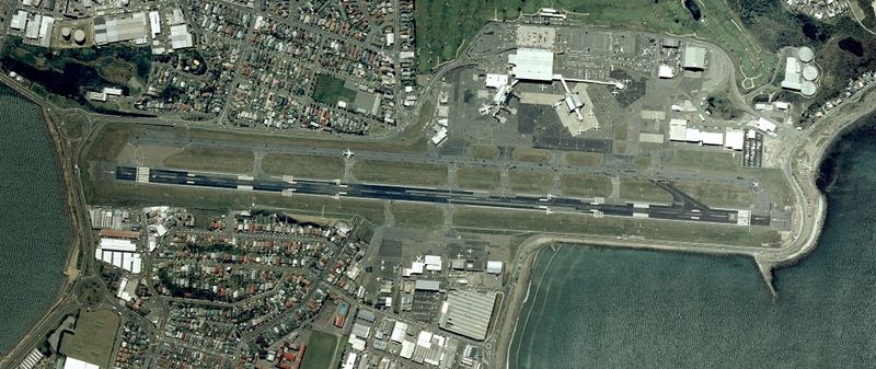 Soubor:Wellington airport aerial.jpg