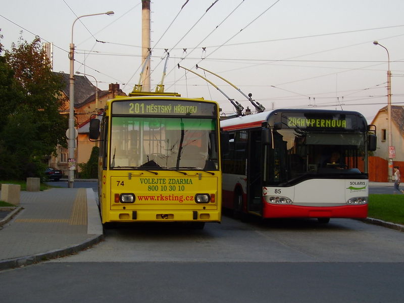 Soubor:Opava, trolejbusy 14TrM a Trollino 12.jpg