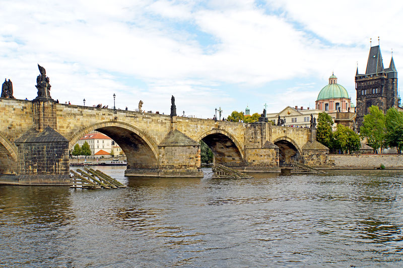 Soubor:Czech-03947-Charles Bridge-DJFlickr.jpg