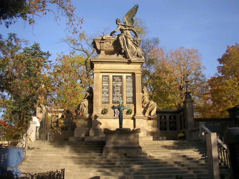 Soubor:Slavin Vysehrad Cemetery Prague CZ 777.jpg