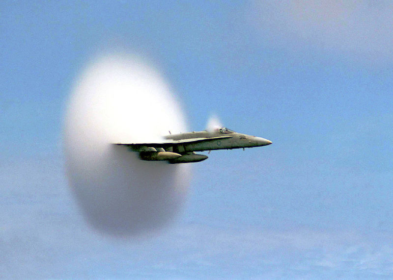 Soubor:FA-18 Hornet breaking sound barrier (7 July 1999).jpg