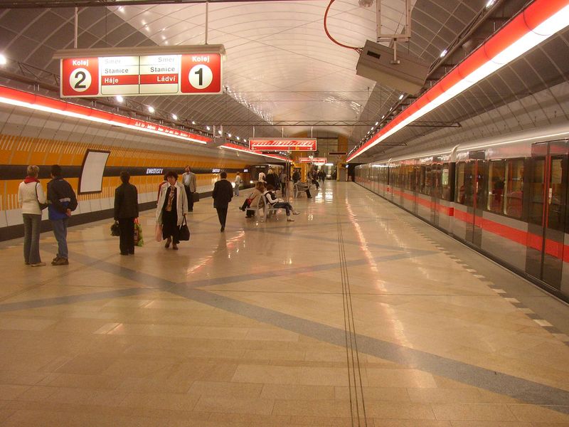 Soubor:Prague metro Kobylisy station 01.JPG