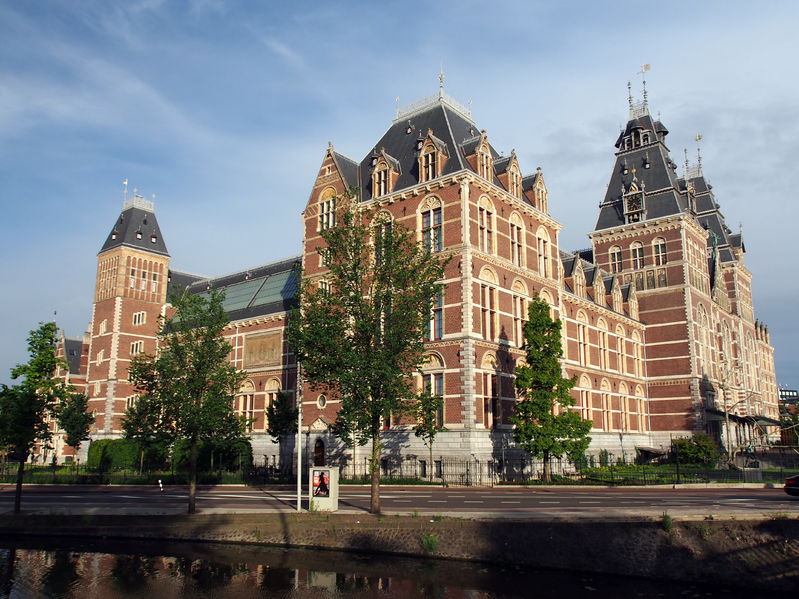 Soubor:Rijksmuseum vanaf de Hobbemakade pic2.JPG