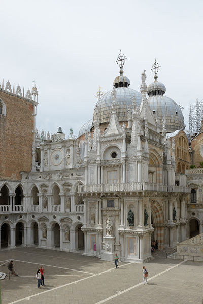 Soubor:Basilica di San Marco vista dal cortile del Palazzo Ducale Venezia.jpg