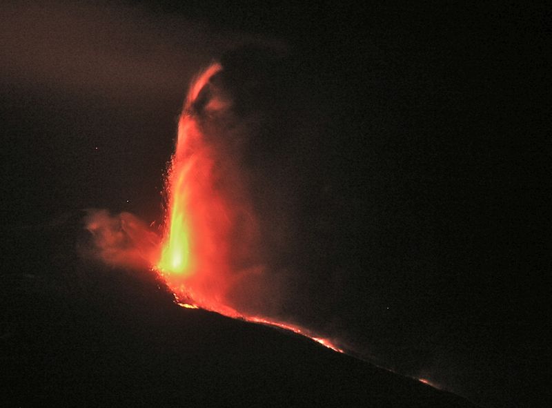 Soubor:Etna - Paroxysm at South East Crater, 4th september 2007.jpg