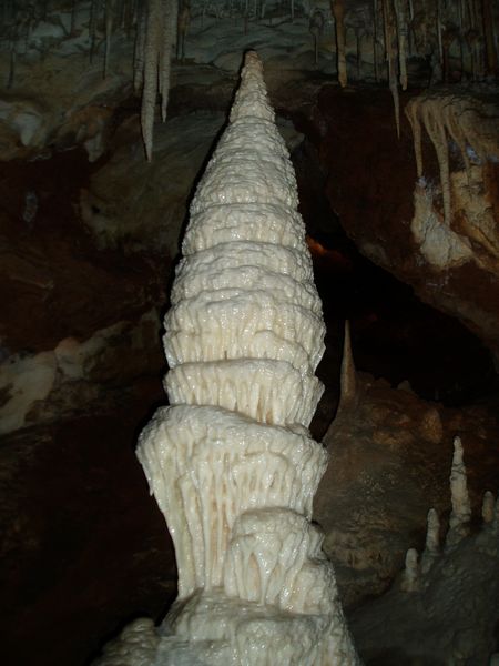 Soubor:Large very white stalagmite.jpg