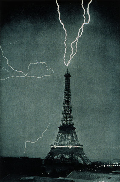 Soubor:Lightning striking the Eiffel Tower - NOAA.jpg