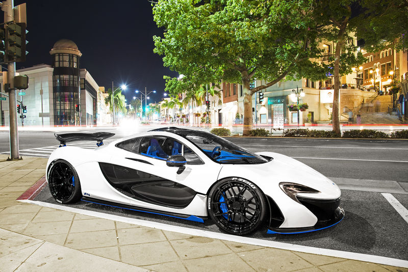 Soubor:White-Blue McLaren P1 in Beverly Hills Flickr.jpg