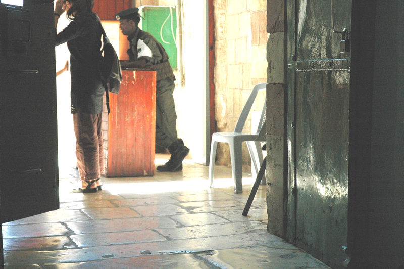 Soubor:Israeli soldier at Abraham mosque2.jpg