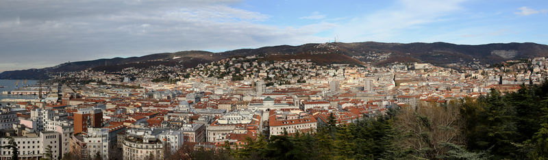 Soubor:Panoramica di Trieste Flickr.jpg