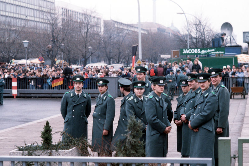 Soubor:Volkspolizei at the official opening of the Brandenburg Gate.jpg