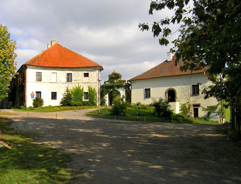 Soubor:Škvorec, New Castle.jpg
