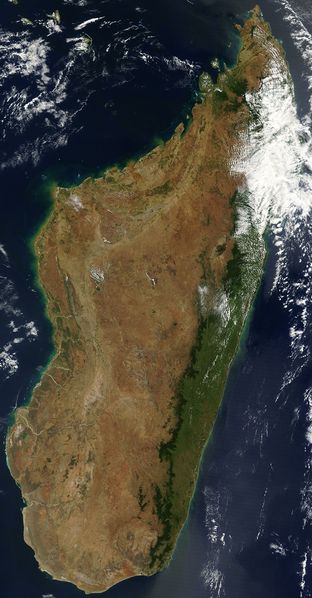 Soubor:Satellite image of Madagascar in September 2003.jpg