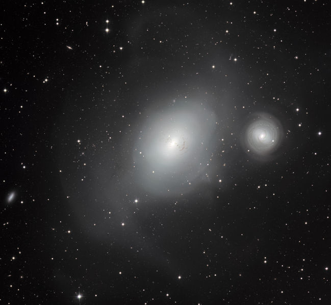 Soubor:The contrasting galaxies NGC 1316 and 1317.jpg