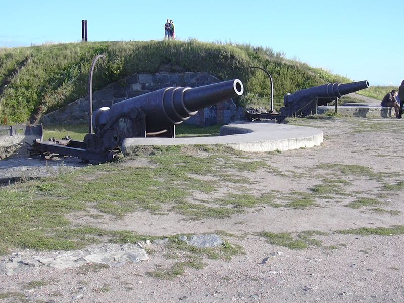 Soubor:Cannons on Suomenlinna, Helsinki.jpg
