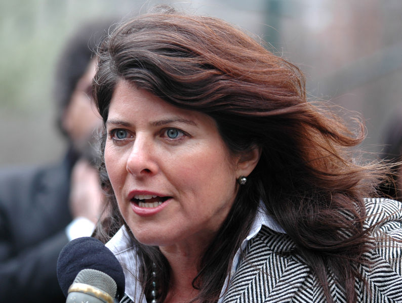 Soubor:Naomi Wolf speaking at a press conference in New York's Foley Square on March 28, 2012.jpg