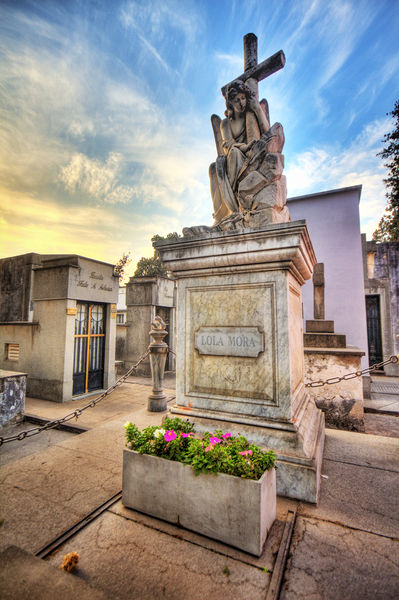 Soubor:Monumento sepulcro Lola Mora.jpg