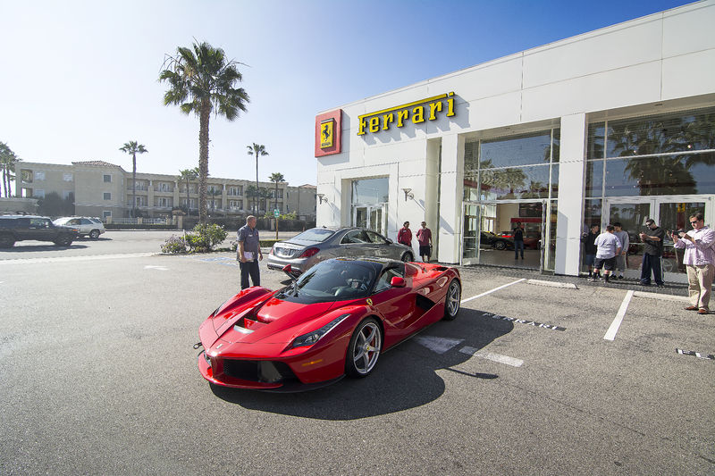 Soubor:LaFerrari Arriving at Ferrari of Newport Beach-Axion23.jpg