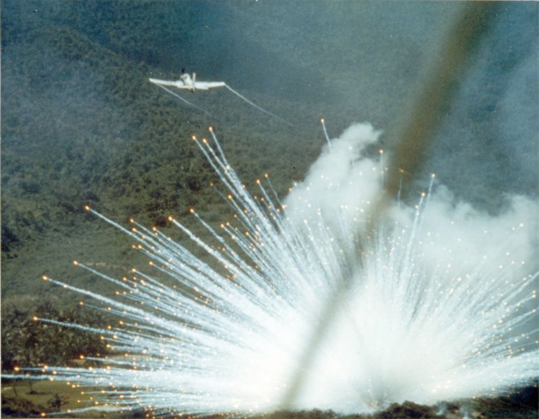 Soubor:A-1E drops white phosphorus bomb 1966.jpg