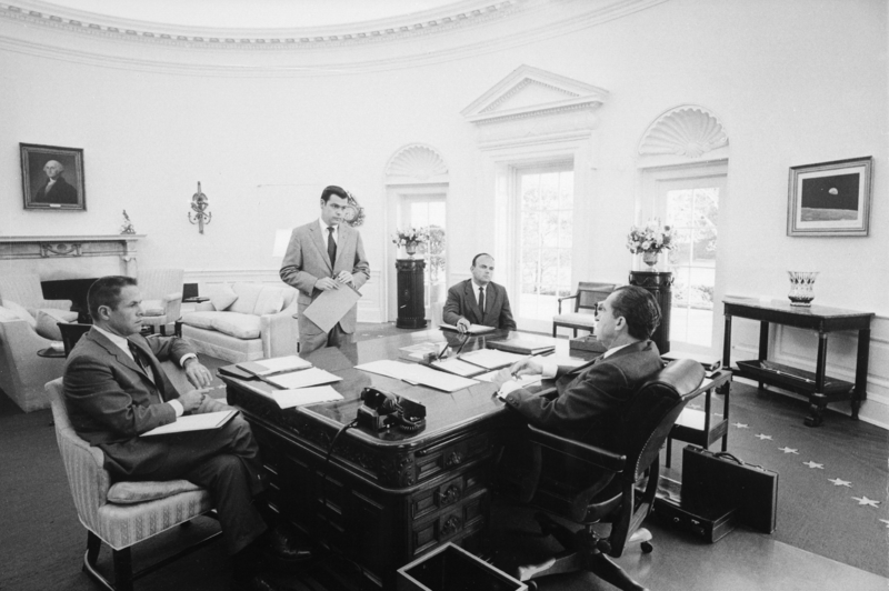 Soubor:President Nixon and chief advisers 1970.png