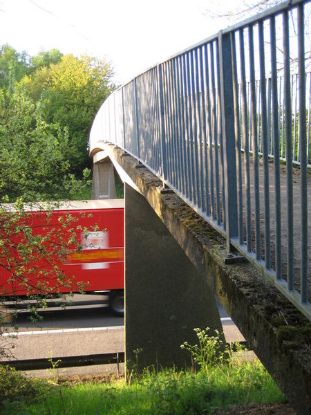 Soubor:M10 Motorway footbridge - geograph.org.uk - 1279680.jpg