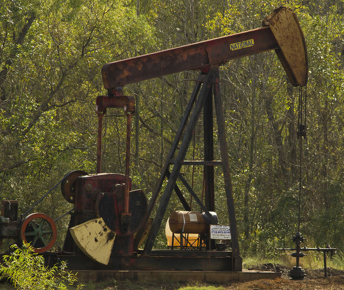 Soubor:East Texas Oil Well Pump-2010-Flickr.jpg